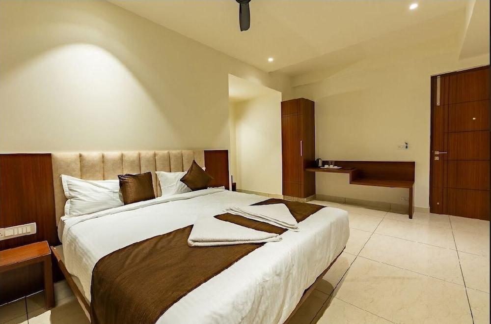Patel Comforts Inn & Suites Room