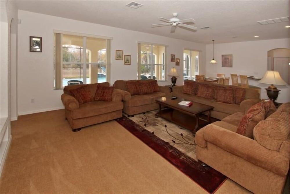 أو في 3125 - هاي لاندز ريزيرف - 6 بد رومز 4 باث رومز فيلا الردهة