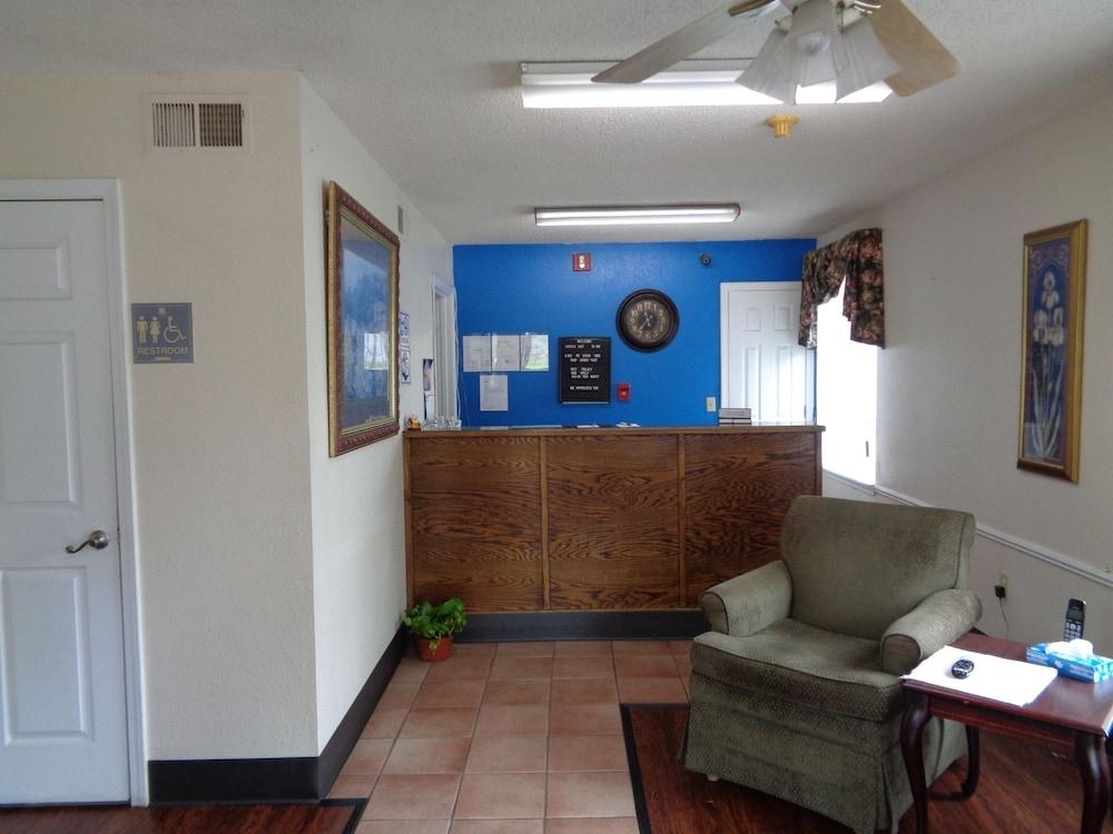 Rodeway Inn Bolivar Lobby