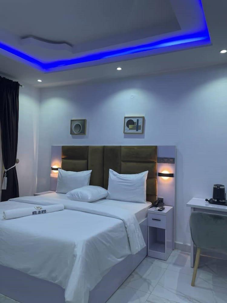 HOTEL LOS REYES Room