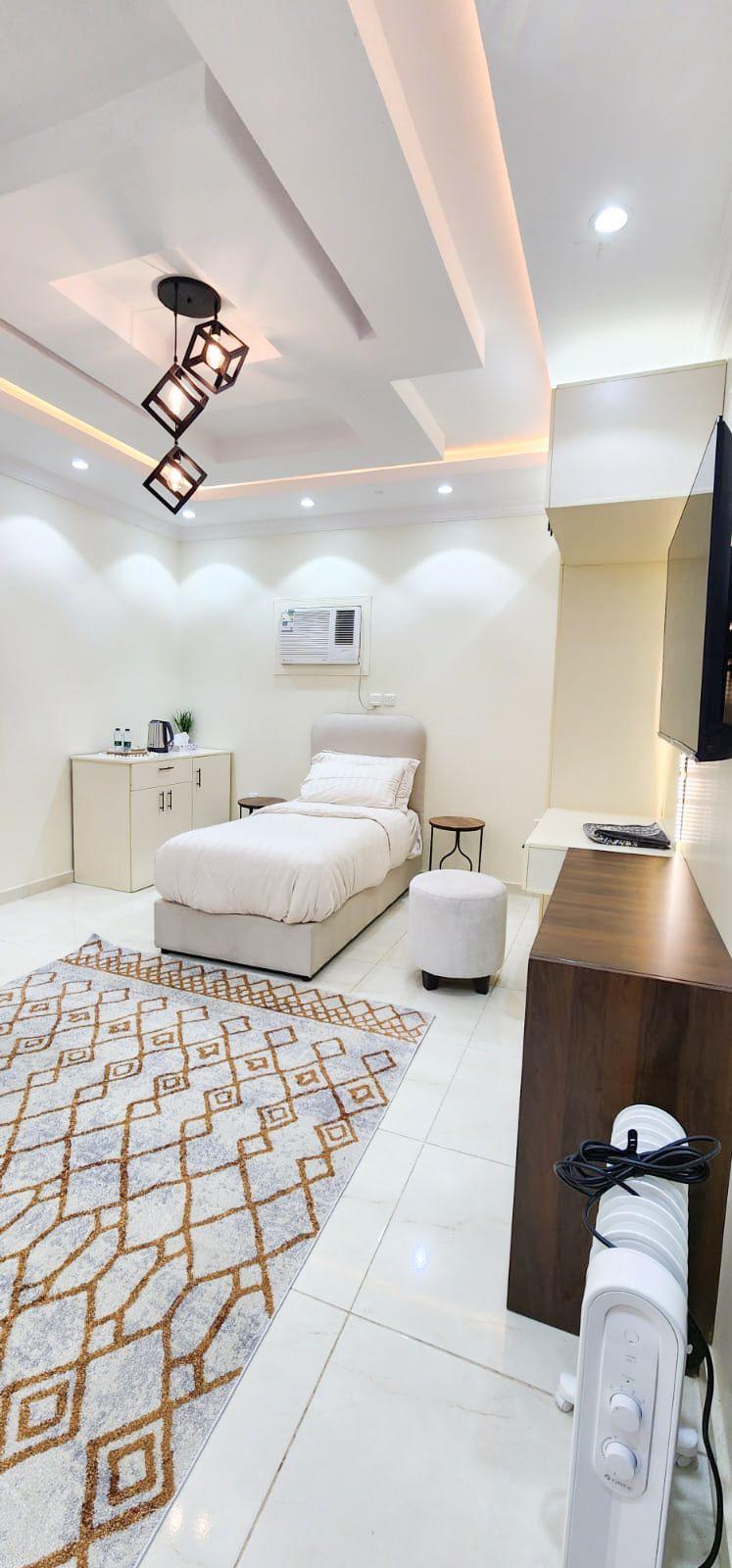 Elegant Room with Comfortable and Simple Furniture | 5589 Bedroom