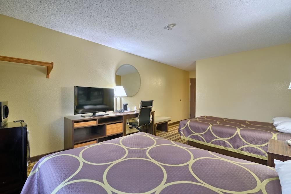 سوبر 8 باي ويندام لاثم/ألباني أيربورت غرفة