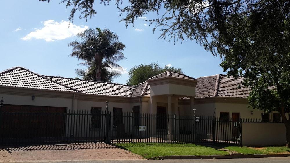 إيجل روك إكزكيوتيف جيست هاوس المنطقة الخارجية