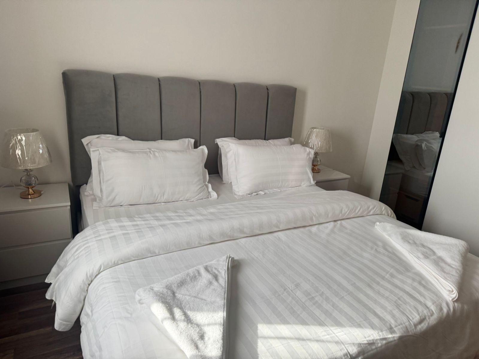 Luxurious Studio with Comfortable and Simple Furniture | 5664 Bedroom