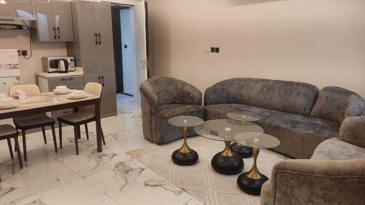 Attractive Apartment with Self Check-in | 5669 Living Area