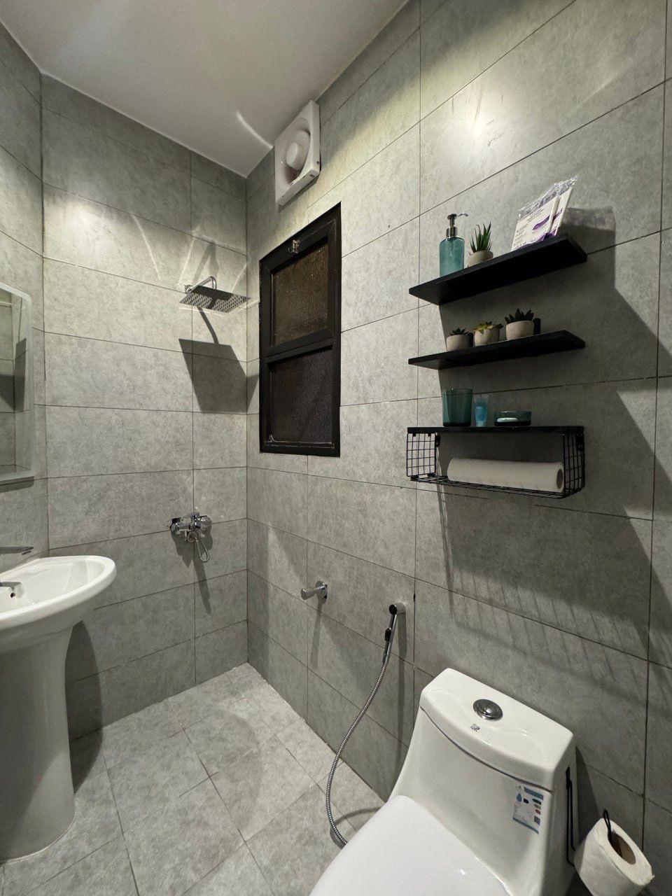 Amazing Apartment with Self Check-in | 5657 Bathroom
