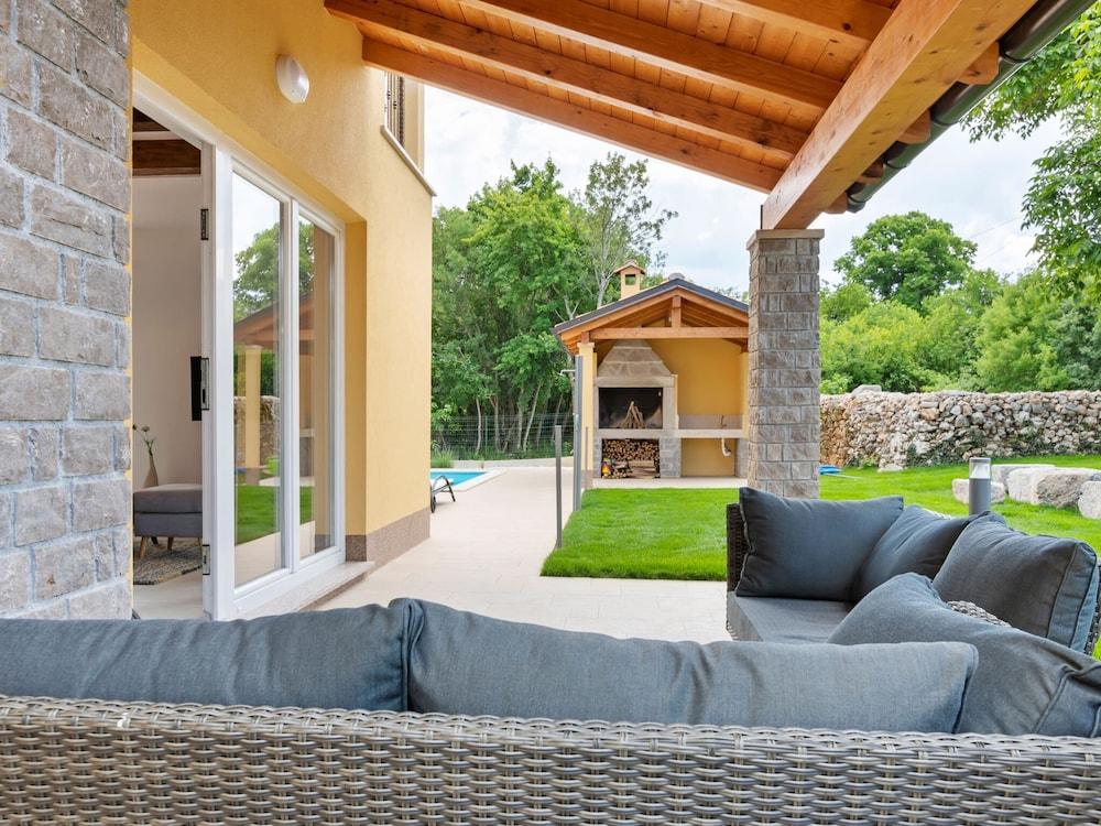Quaint Holiday Home near Buzet with Terrace Exterior