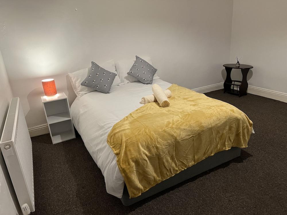 Guesthouse-2br-parking-wifi-toiletriesprovided Room