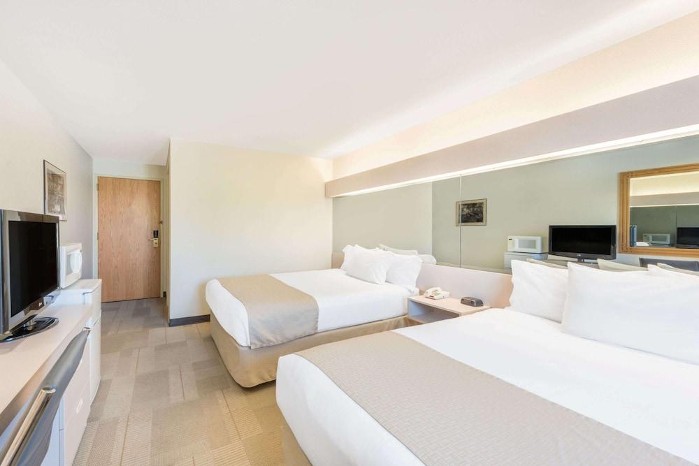 ميكروتيل إن آند سويتس باي ويندهام سانتي جينيفيفي غرفة