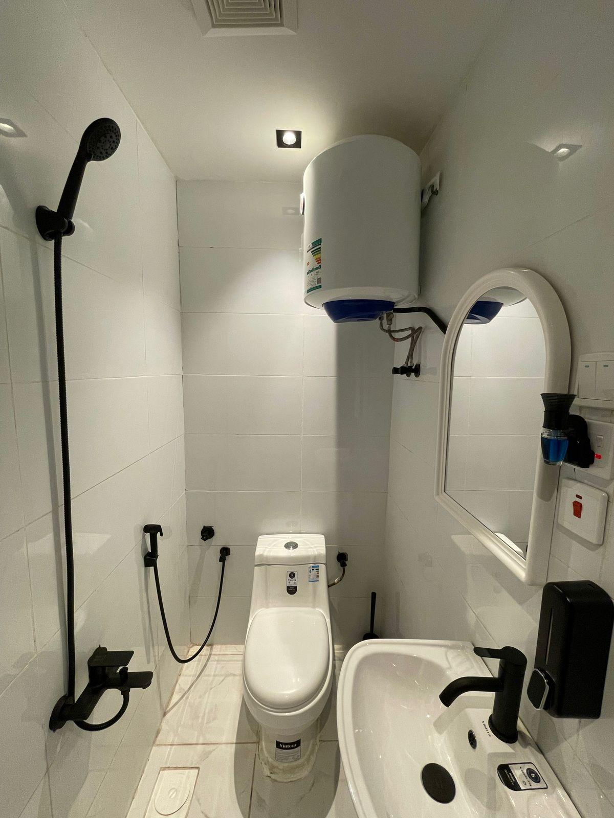 Modern Studio with Comfortable and Simple Furniture | 5790 Bathroom