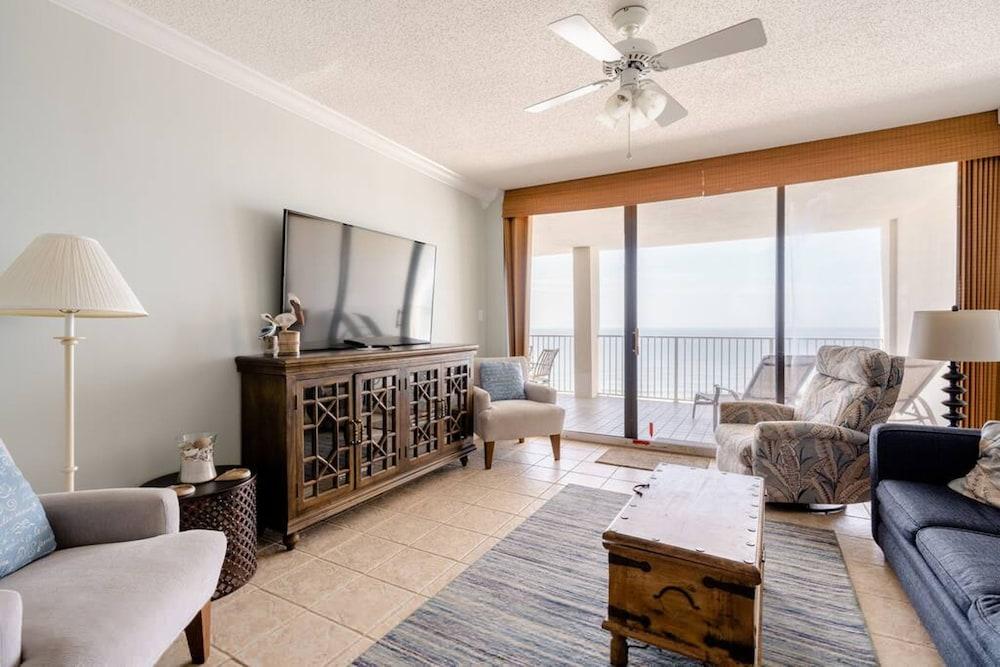 Pelican Pointe1204 3BR 2BA Gulf-front Room