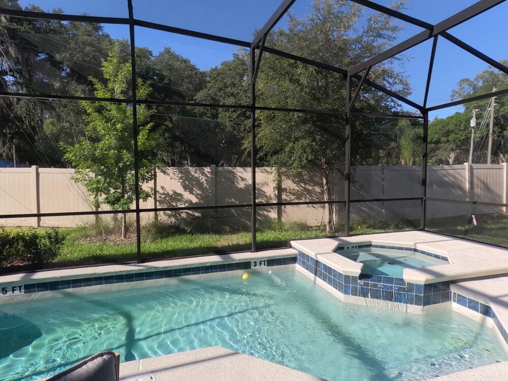 Disney Proximity Escape - Comfort in Kissimmee Waterslide