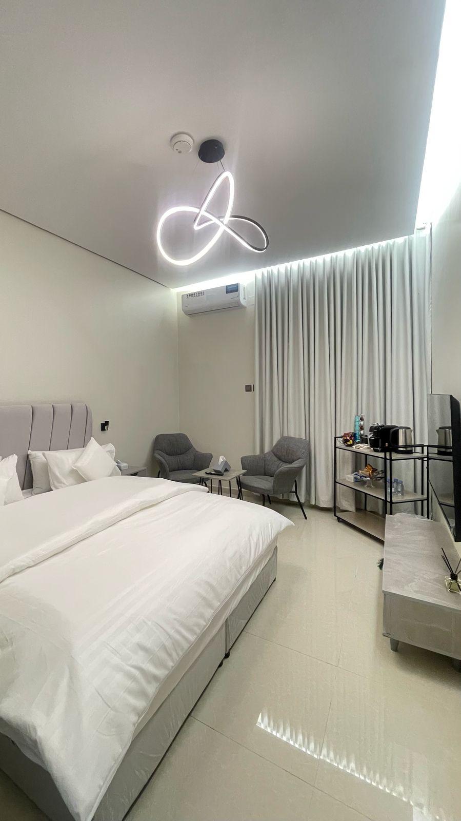 Elegant Studio with Comfortable and Simple Furniture | 5581