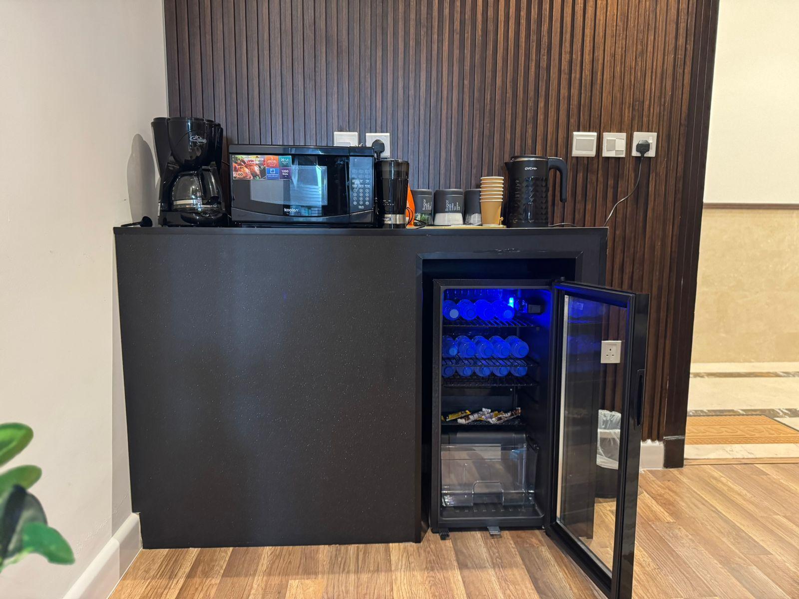 Luxurious Studio with Comfortable and Simple Furniture | 5664 Coffee corner