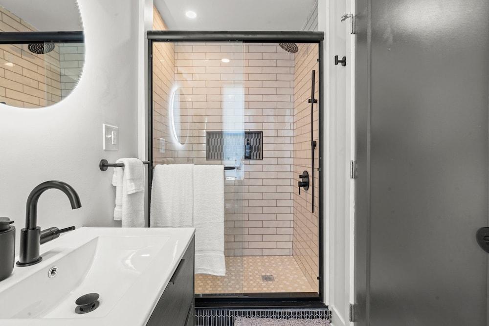 1BR Passyunk AveStunner-Perfect Location Bathroom