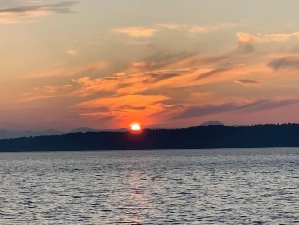 Amazing Sunsets At 3br Over The Puget Sound 3 Bedroom Home by Redawning Beach
