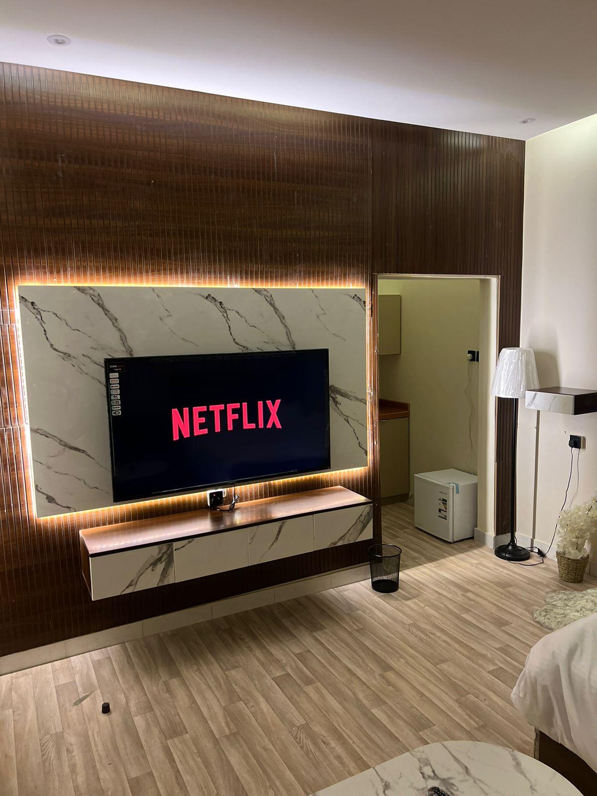Attractive Studio with Comfortable and Simple Furniture | 5552 Interior
