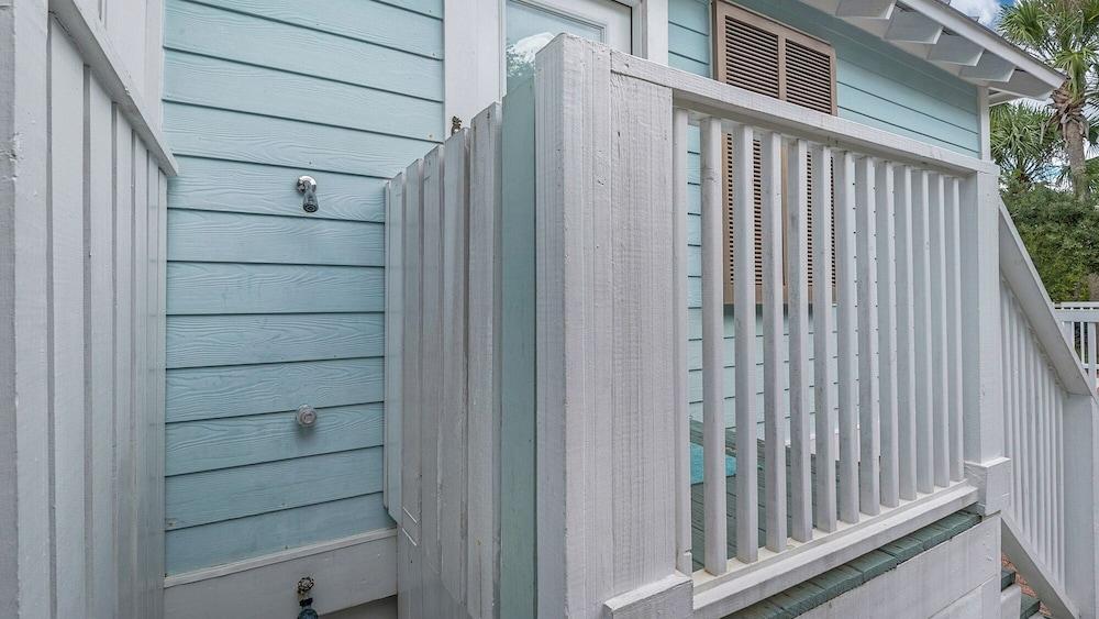 Classic Beach Home With Heated Private Pool - Sleeps 9 Exterior