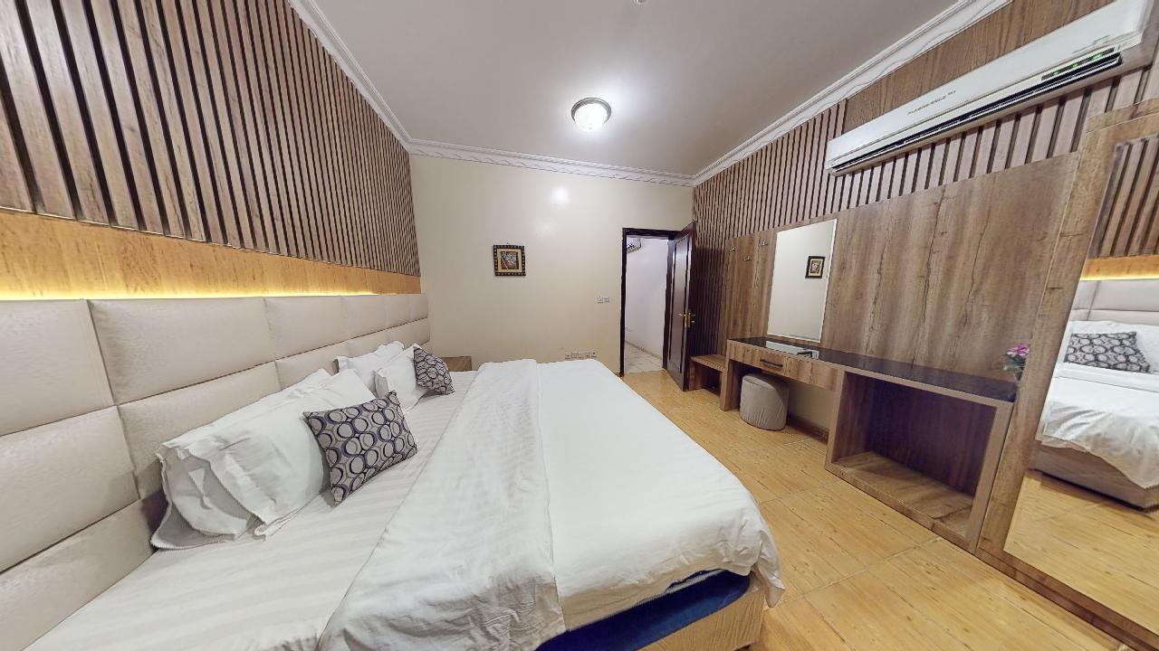 Modern Chalet with Comfortable and Simple Furniture | 1991 Room