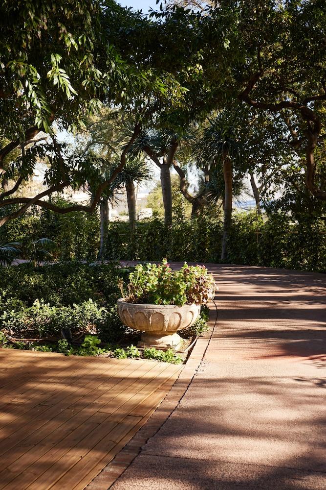 توري ميلينا، أحد فنادق جران ميليا المنطقة المحيطة بالمنشأة