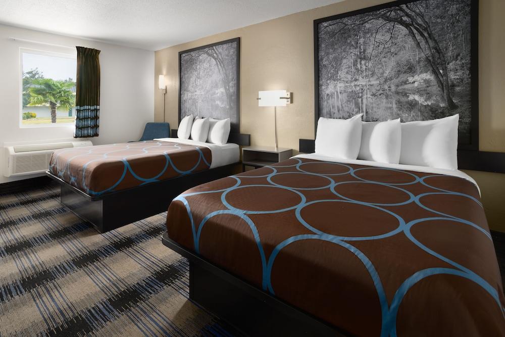 Super 8 by Wyndham Perry National Fairground Area I-75 Room