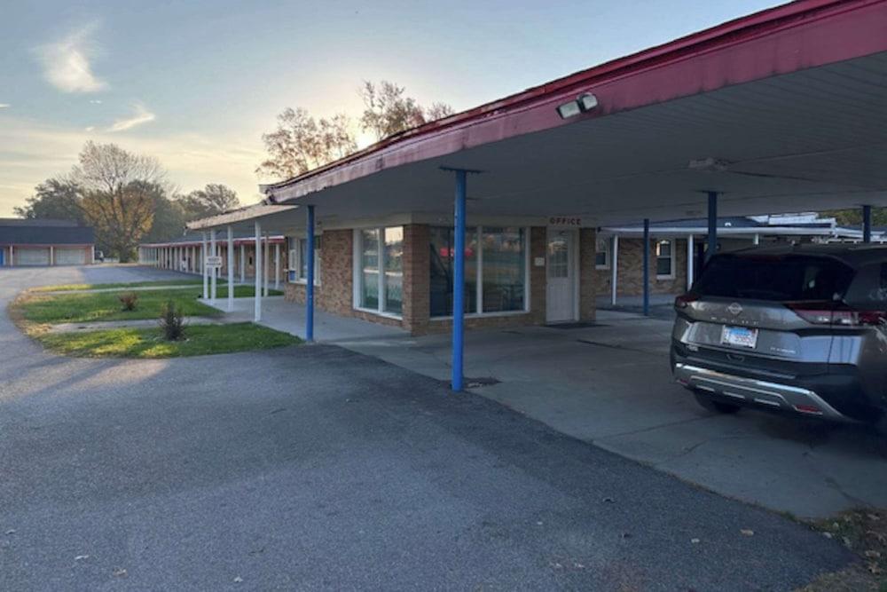 Rodeway Inn Exterior