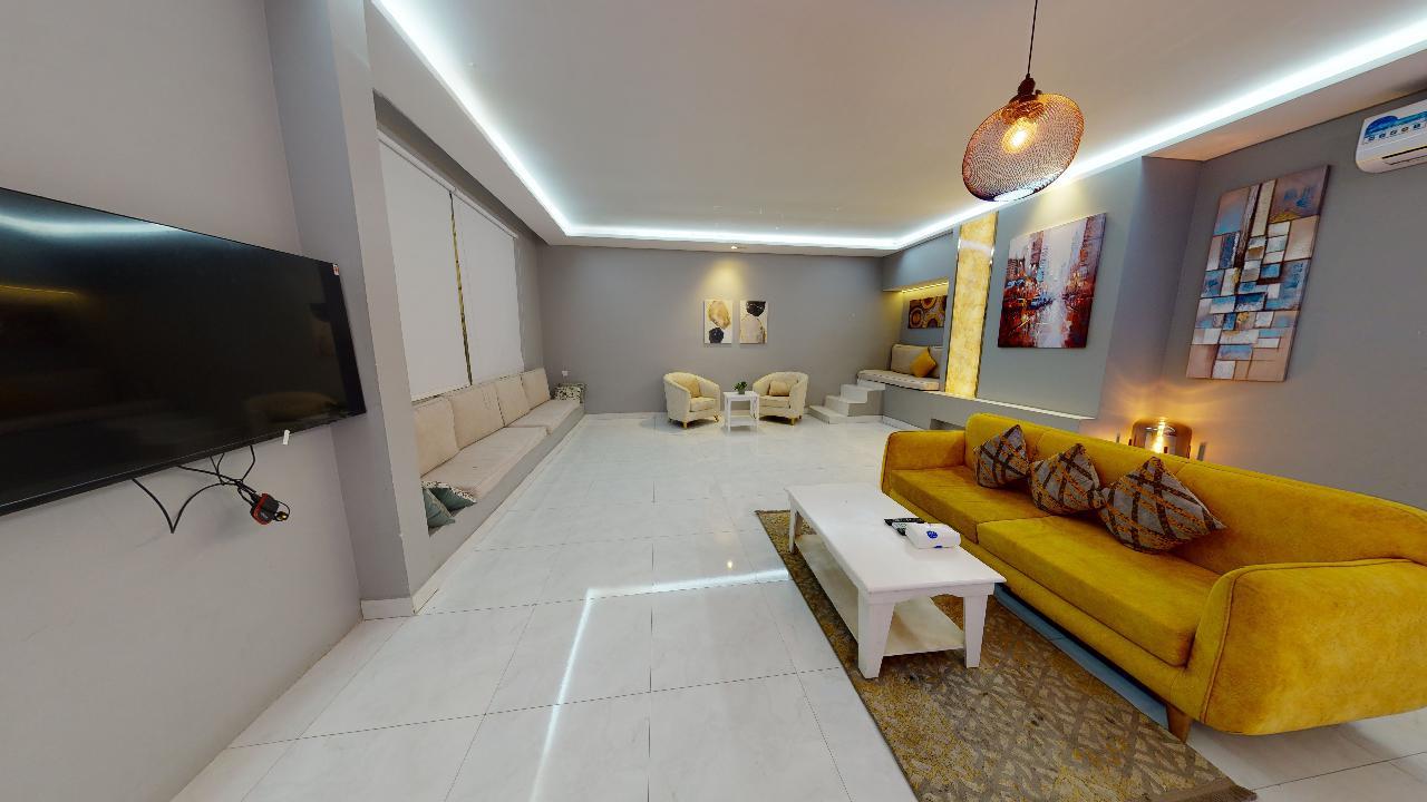 Elegant Chalet with Comfortable and Simple Furniture | 1291