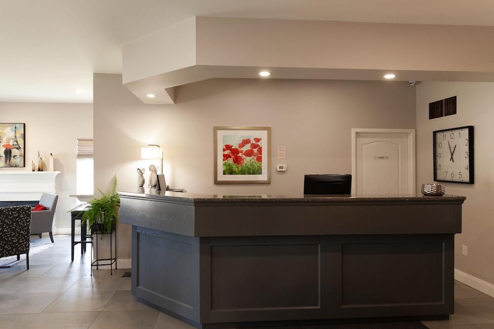 Amsterdam Inn & Suites Moncton Lobby
