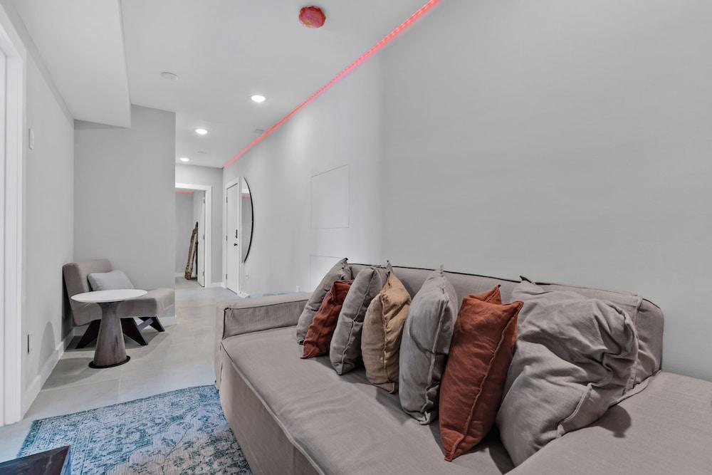 Charming Apartment 5 Min from Brickell Lobby Sitting Area