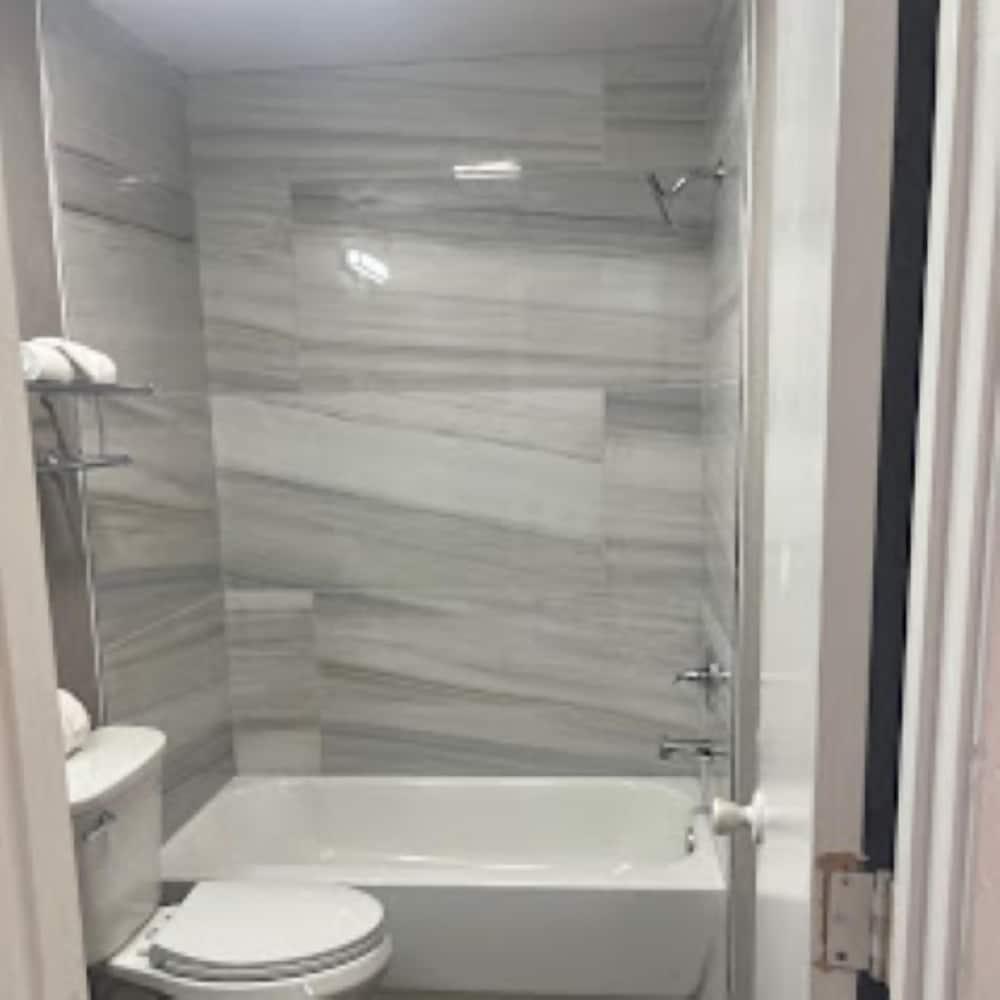 Efficiency Lodge - Cartersville Bathroom