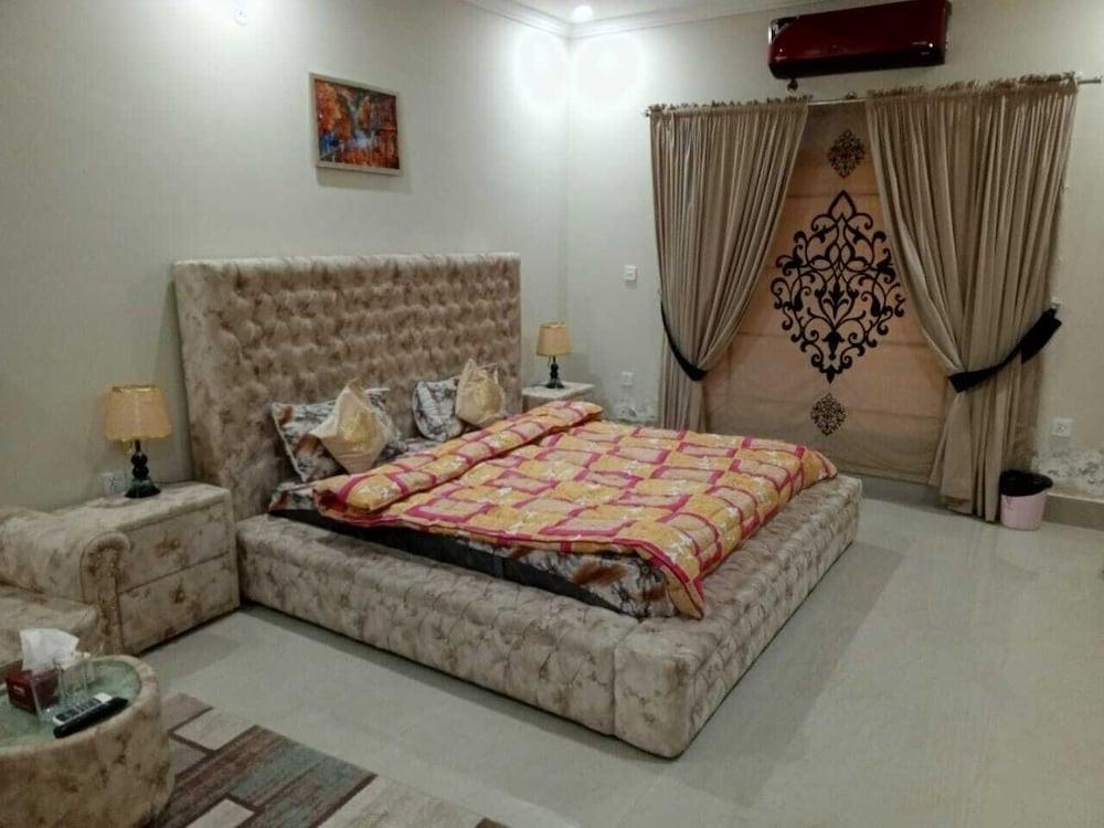 Royal Palace Guest House E-11 Room