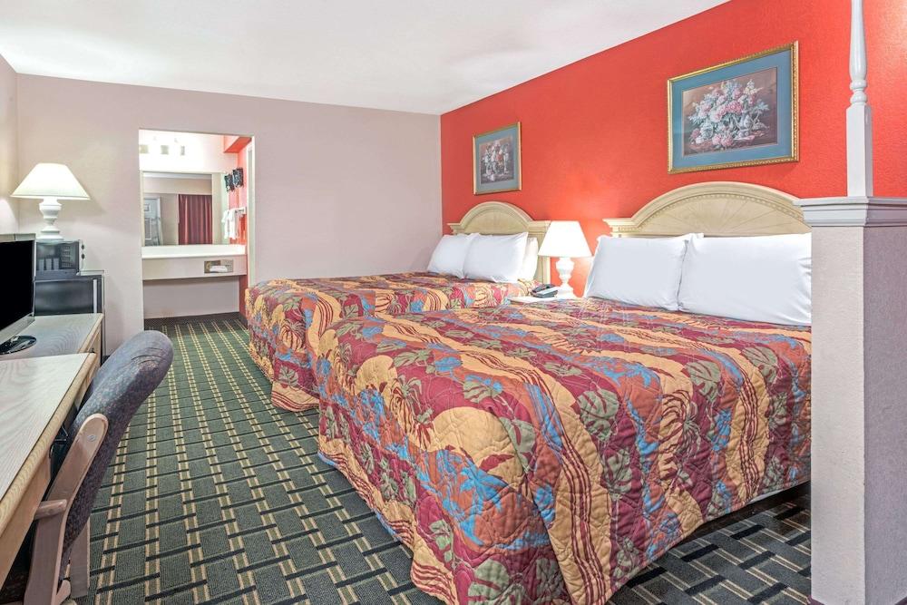 Days Inn & Suites by Wyndham Osceola AR Room