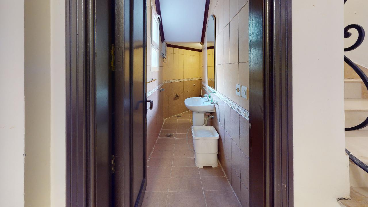 Elegant Chalet with Comfortable and Simple Furniture | 1997 Bathroom