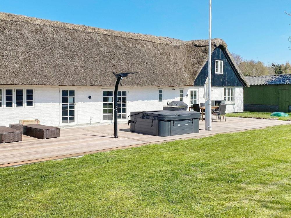 Idyllic Thatched Cottage Retreat-by Traum