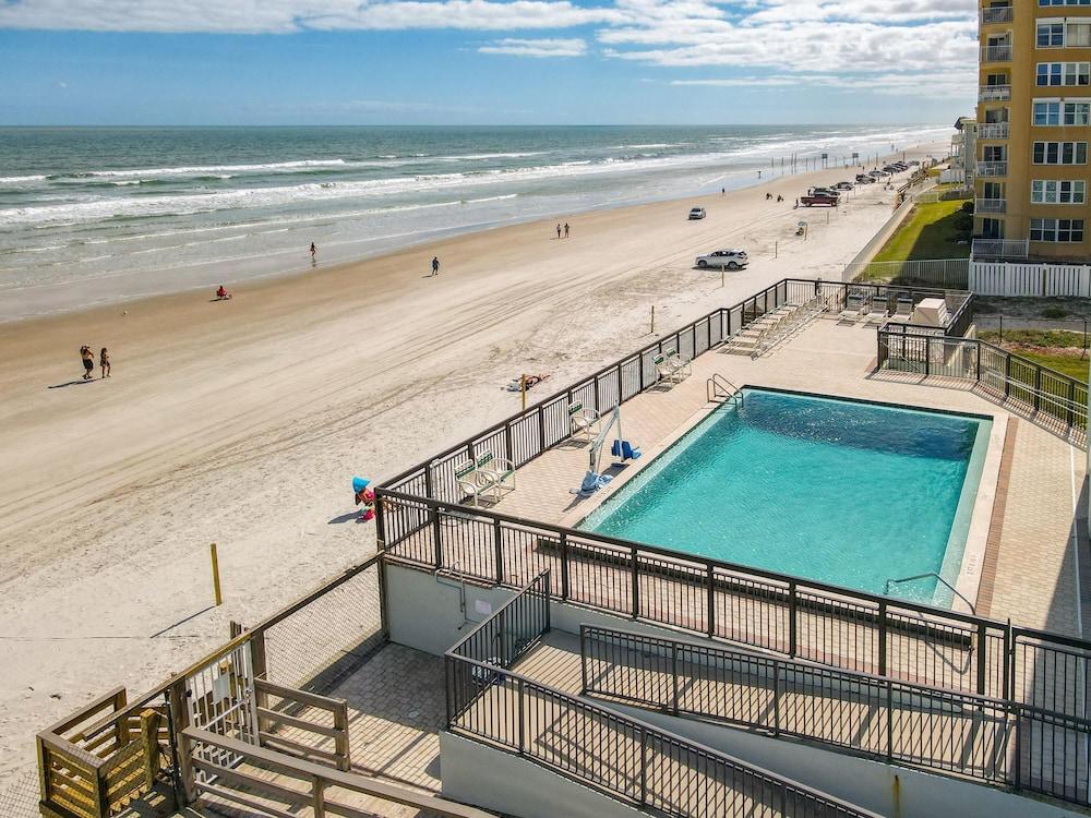 Ocean View With a Beachfront Pool at Ocean Trillium Condo 603 Room
