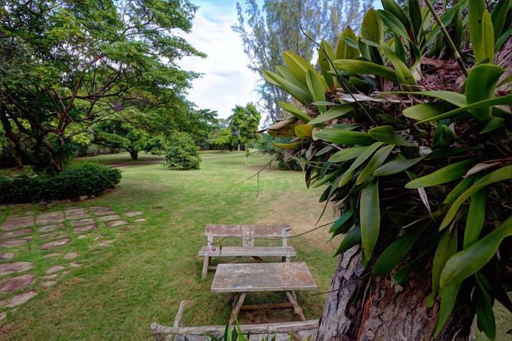 Sea Haven - Discovery Bay 2BR Property Grounds