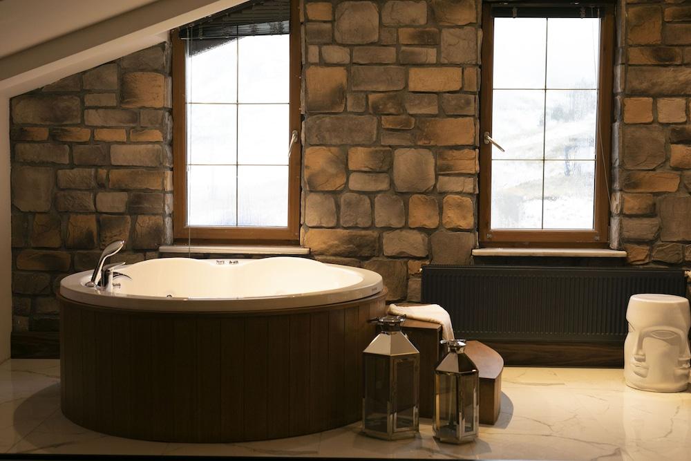 Snow Bloom Uludag Private Spa Tub