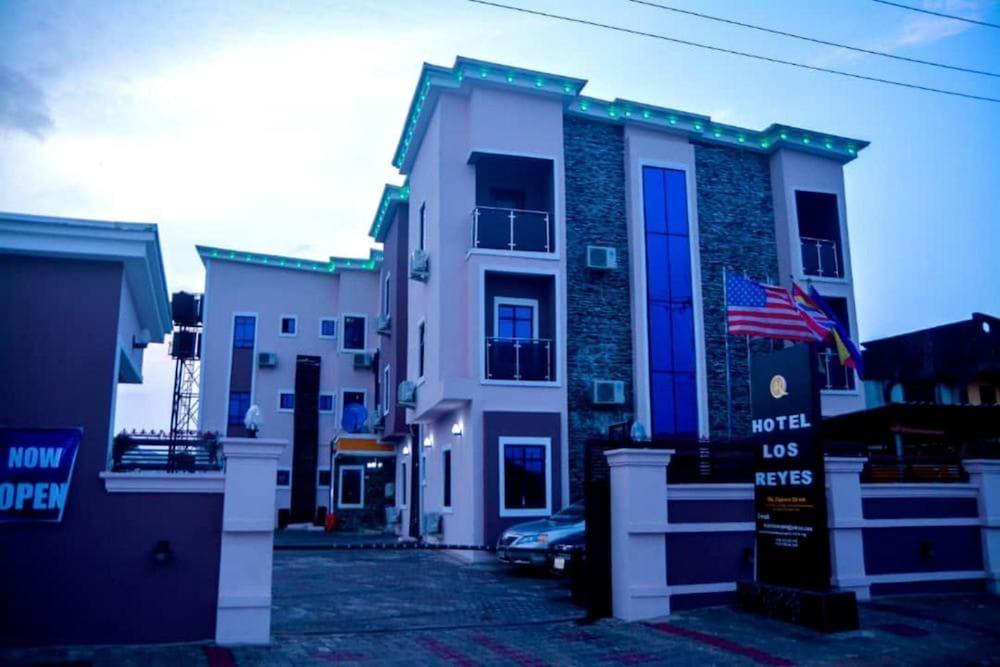 HOTEL LOS REYES Exterior