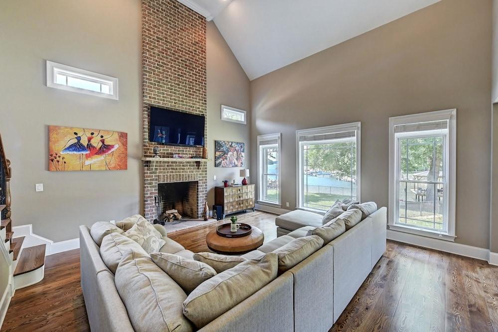 Dock Holiday by Avantstay Custom Home New Dock Room