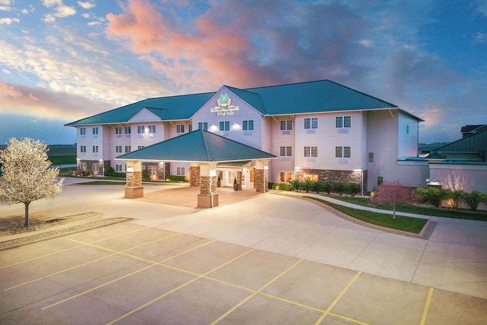 Green Mill Village Hotel & Suites, BW Signature Collection