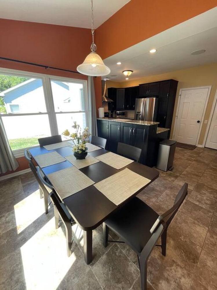 Relaxing Ranch With 1 King and 2 Queens Fast Wifi Room