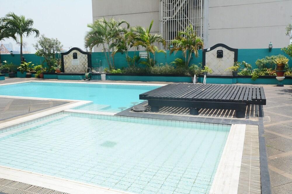 Simply 1BR Pangeran Jayakarta Apartment Waterslide