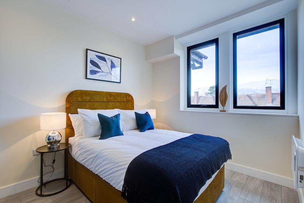 Beautiful 1-bed Apartment in Cheam, Sutton Room