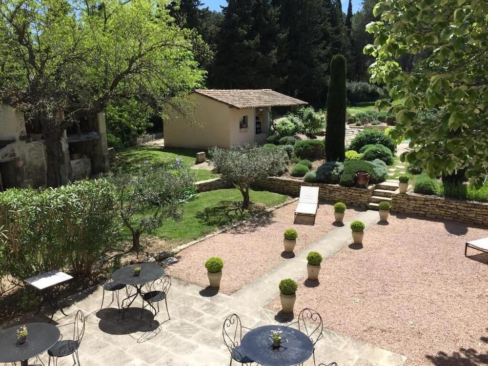 Mas Predon Property Grounds