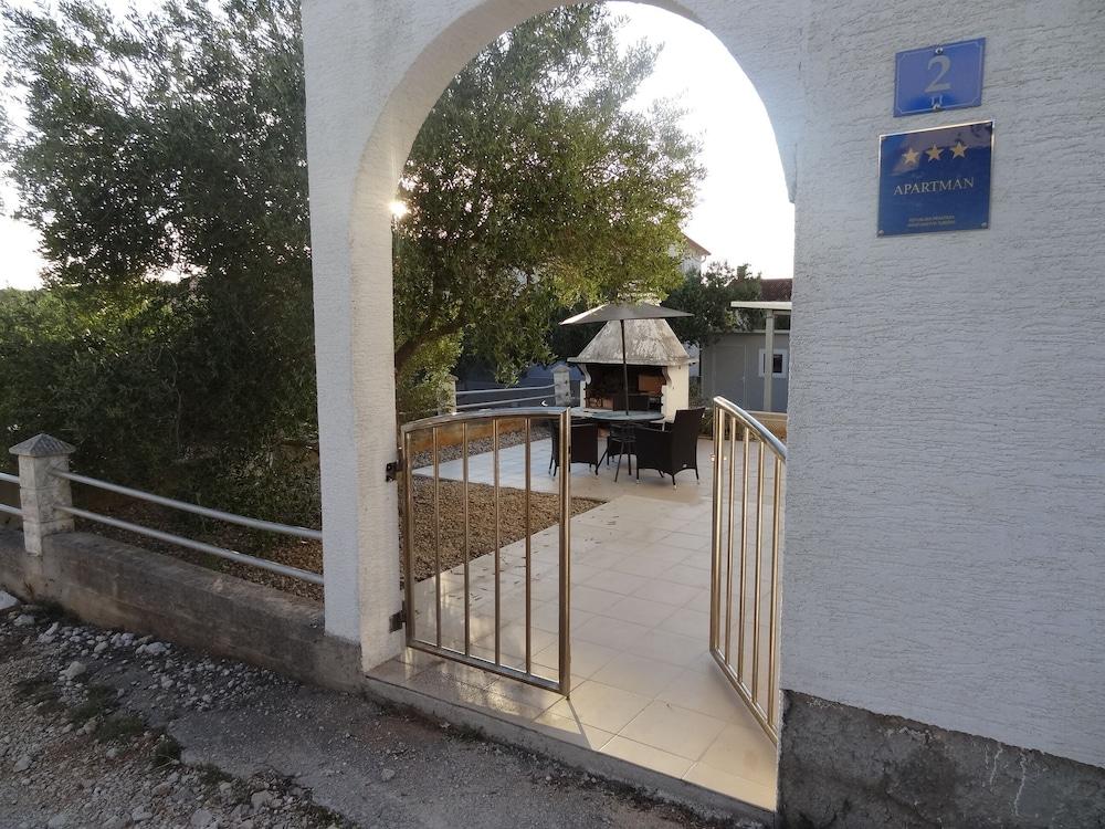 Ilsad Apartments, Apartment With Pool 80 Meters From se, Sea View From Balcony BBQ/Picnic Area