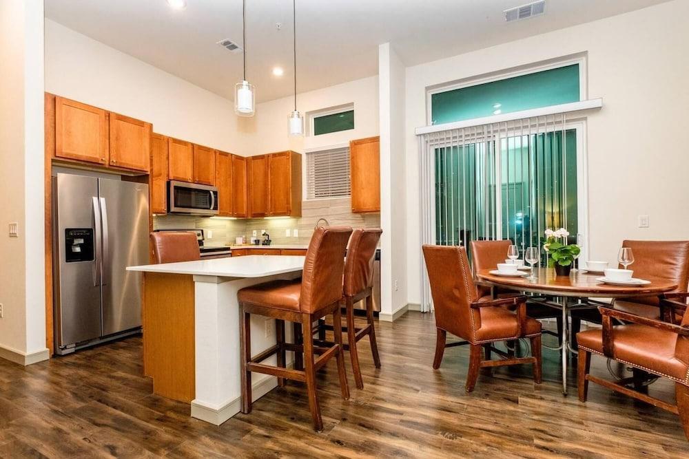 Bright and Airy Condo With Fast Wifi Gym Pool Parking Included Room