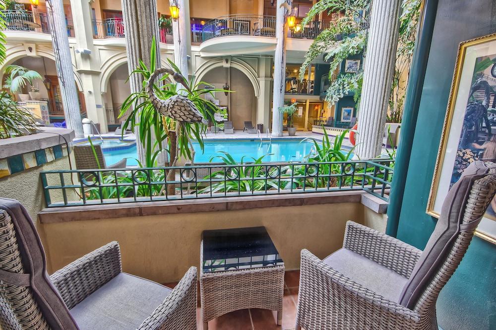 Hôtel Plaza Québec par JARO Indoor Pool