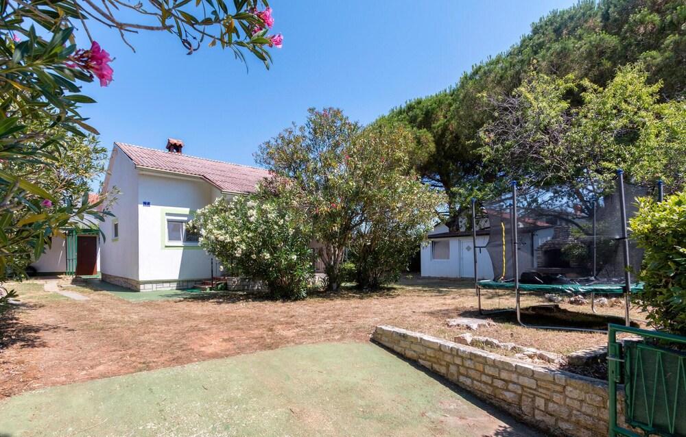 Awesome Home in Premantura With Wifi and 2 Bedrooms Property Grounds