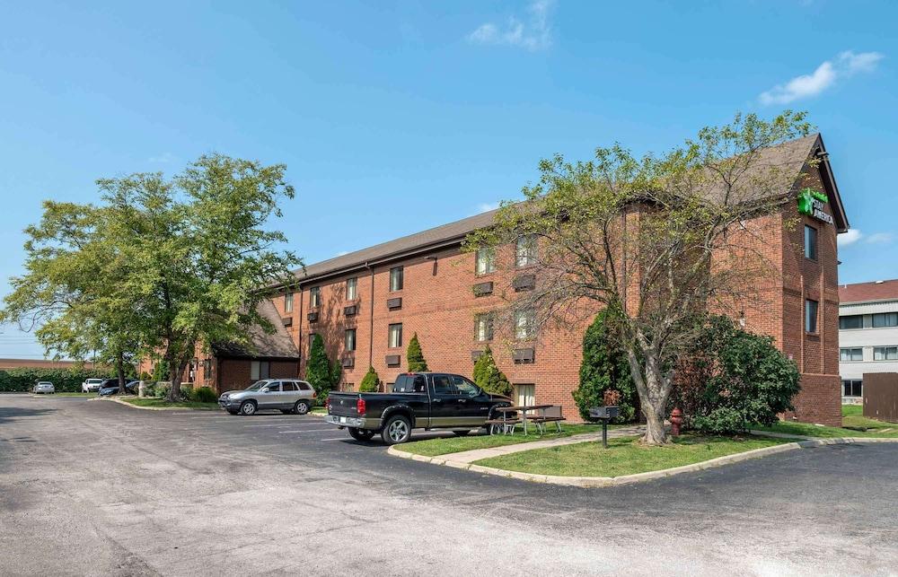Suburban Studios Indianapolis Northwest - College Parks
