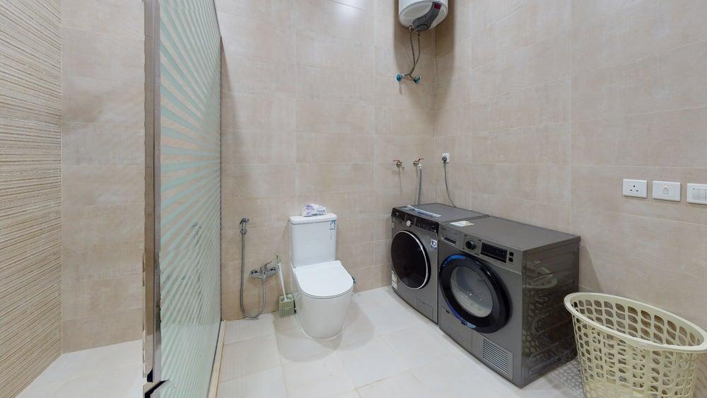 Comfy Chalet with Comfortable and Simple Furniture | 882 Bathroom